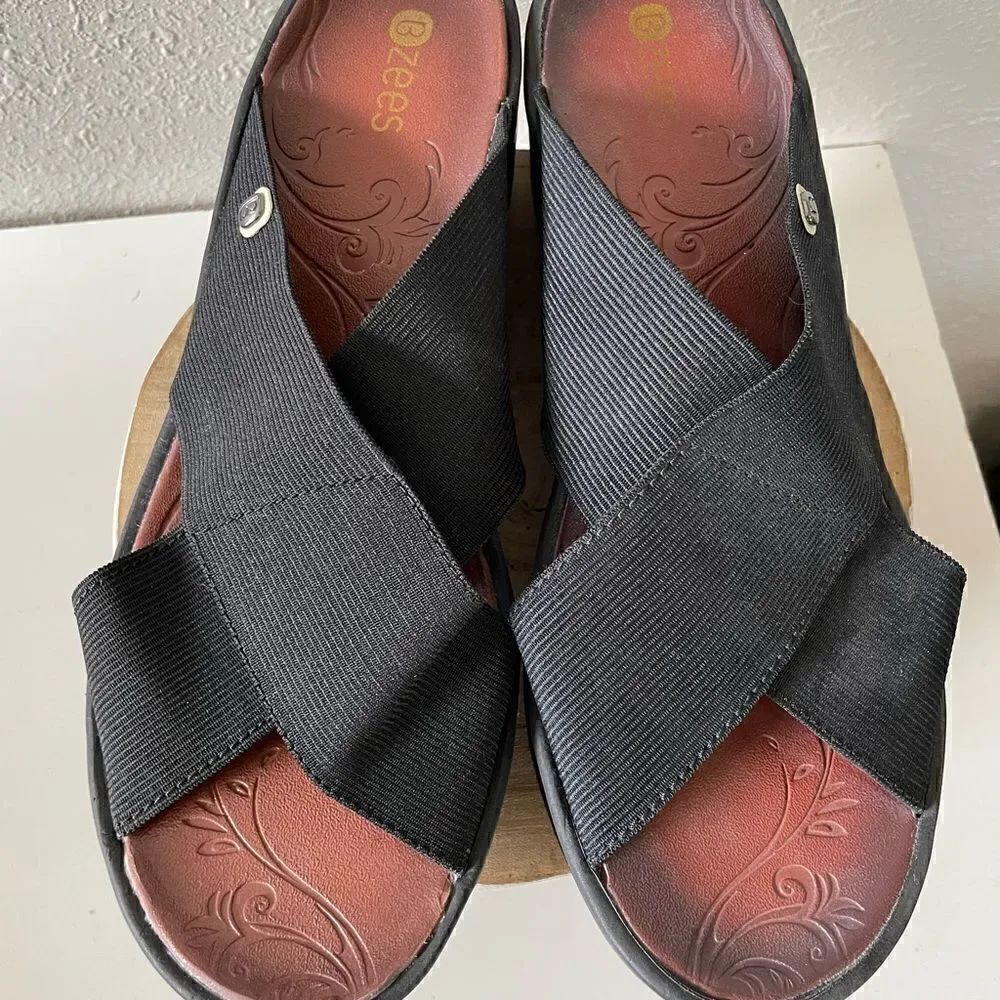 BZees Slip On Wedge Sandals Size 10M EUC